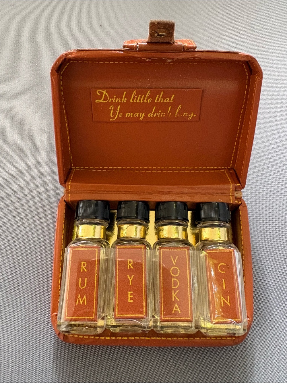 Vintage Miniature Suitcase Souvenir Travel Set of Liquor Bottles Canada 🇨🇦